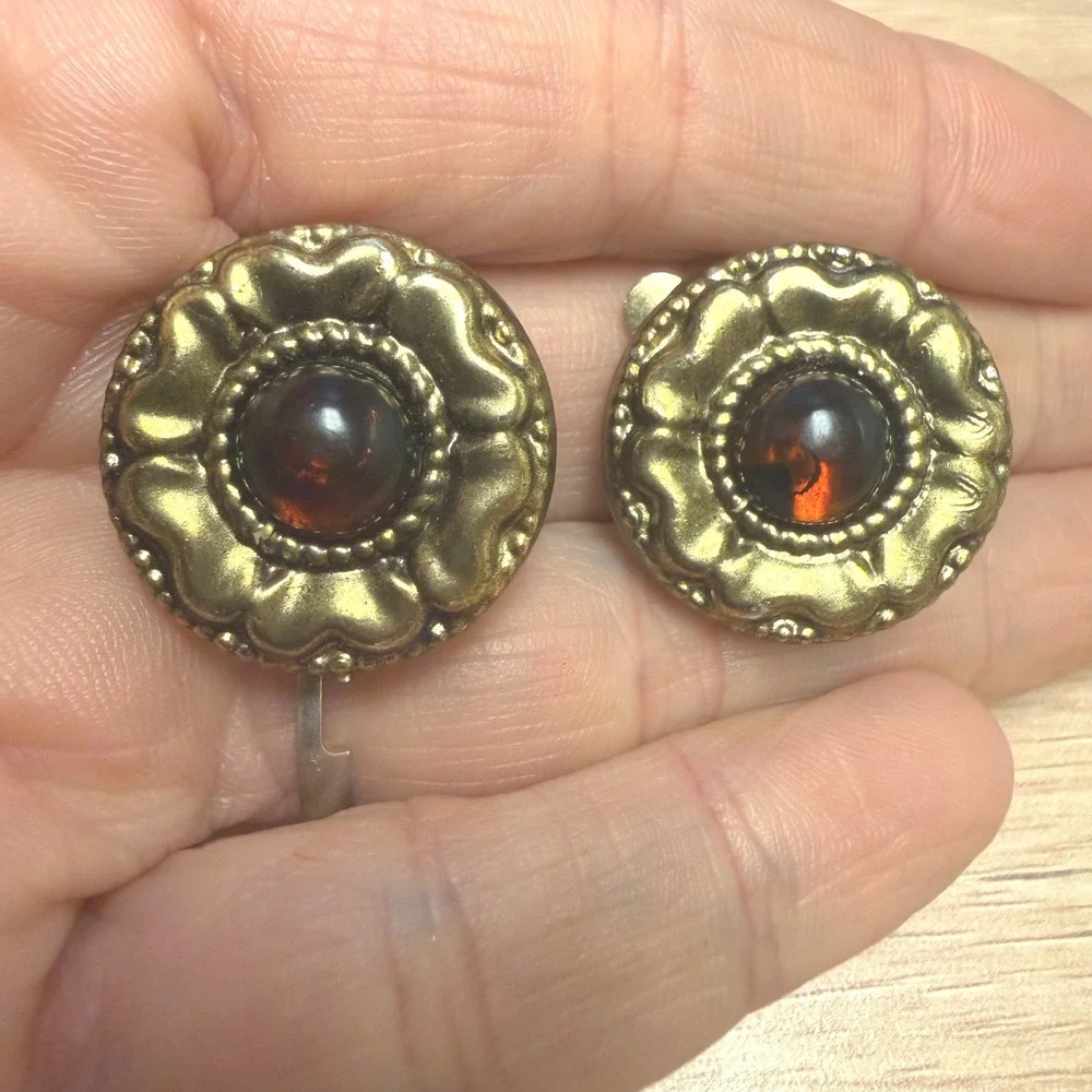 Vintage Gold Tone Amber Cabochon Floral Clip On Earrings Ornate Round Studs 1